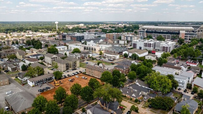 Building Photo - Five blocks from Bryant Denny Stadium - Available August 2026 – 5BR/5.5BA Luxury Townhome Near UA...