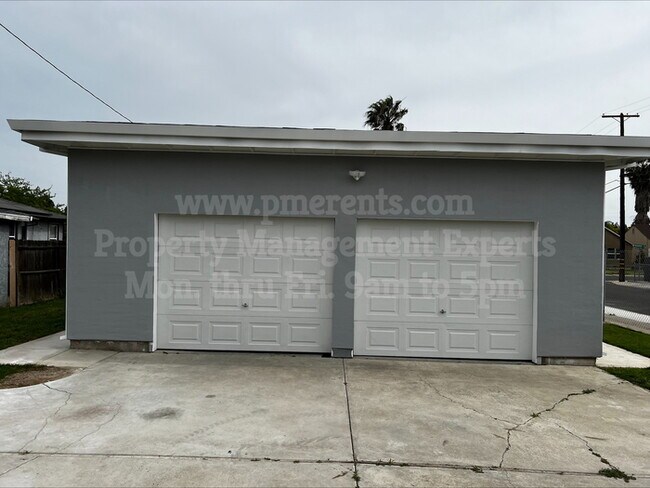Building Photo - 2206 Buena Vista Ave