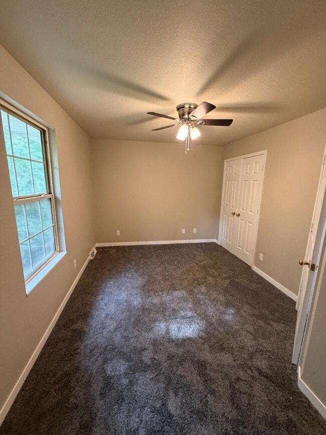 Building Photo - 409 Hutton Ln