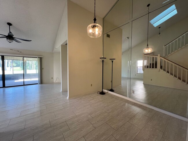 Building Photo - Beautiful 3 bed 2.5 bath townhome