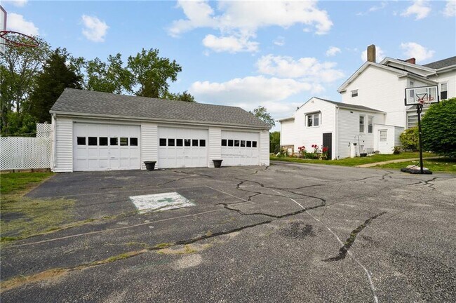 Building Photo - 8 Family Ln