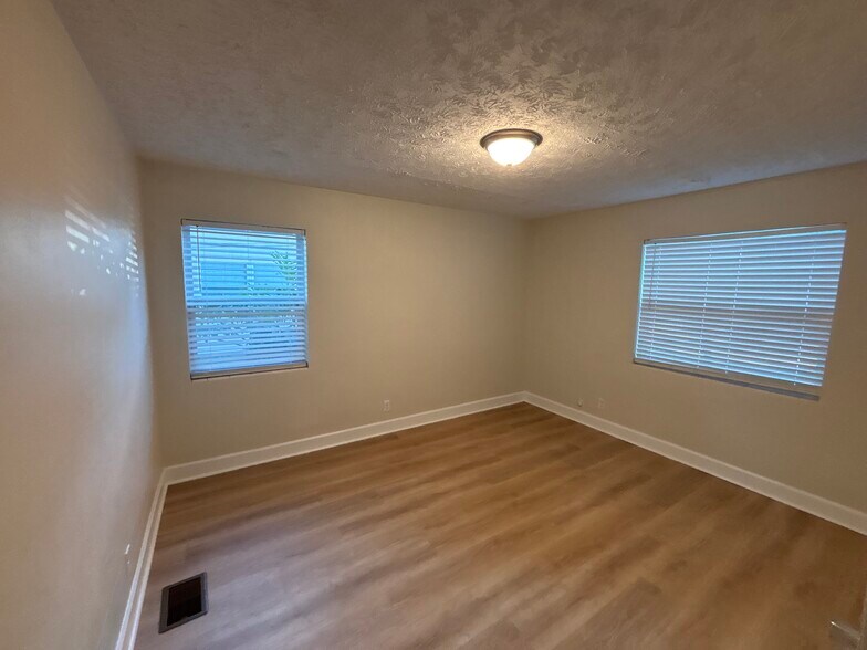 Large second bedroom with two windows - 3142 Belden Cir