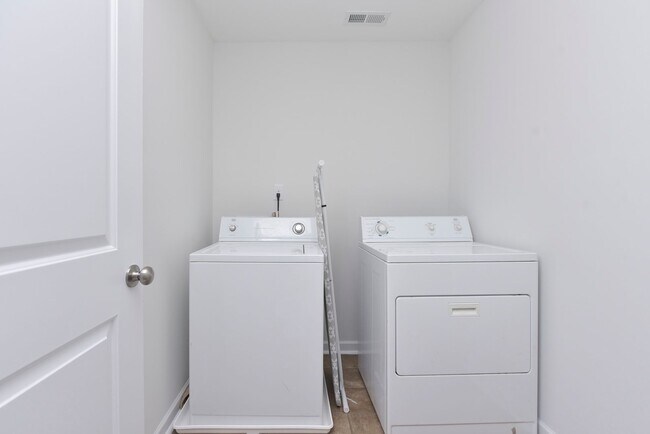 Building Photo - Modern Comfort in a Quiet Cul-de-Sac – 3 B...