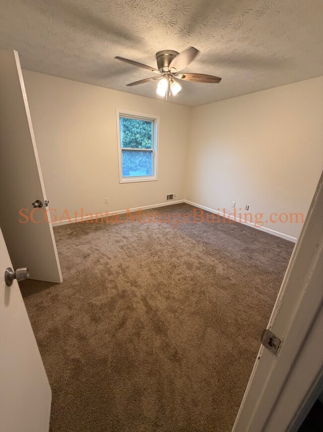 Building Photo - 300 Edna Dr