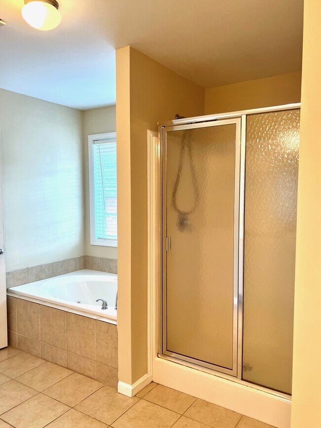 Building Photo - Large 4 Bedroom 2.5 Bath Home