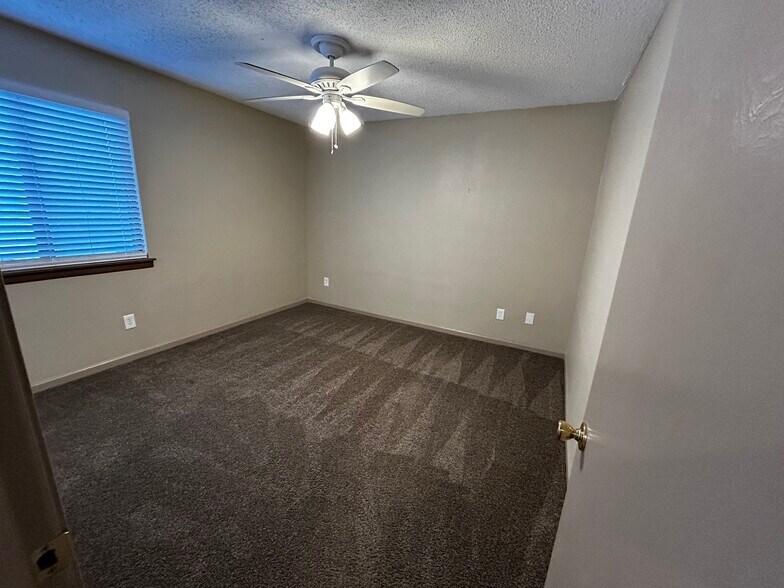 Building Photo - 9127 E 85th Pl