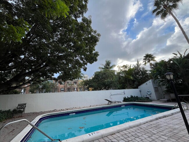 Building Photo - 571 NE 7th Ave