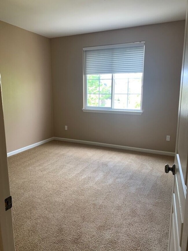 Building Photo - GORGEOUS MODERN 3BR 3BA TOWNHOUSE IN BEAUT...