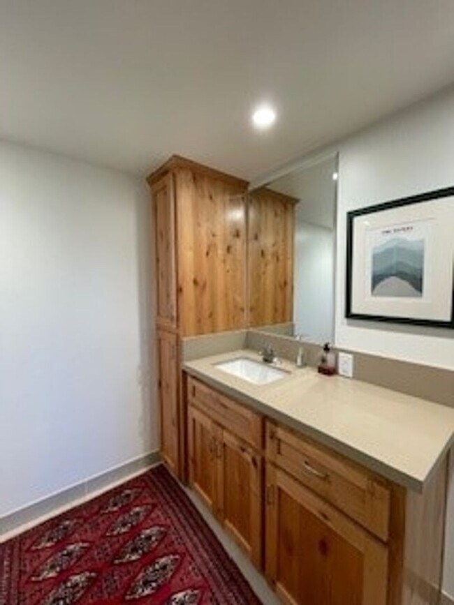 Building Photo - 481 Hillview St