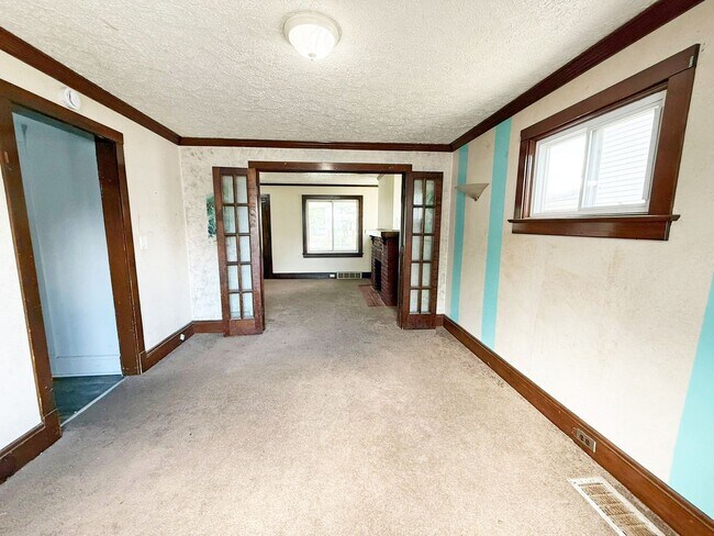 Building Photo - 3 BED 1 BATH BEAUTIFUL SINGLE FAMILY HOME ...
