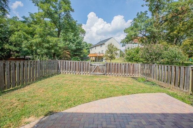 Building Photo - Stunning 3 BR/3 BA EOG Townhome in Columbia!