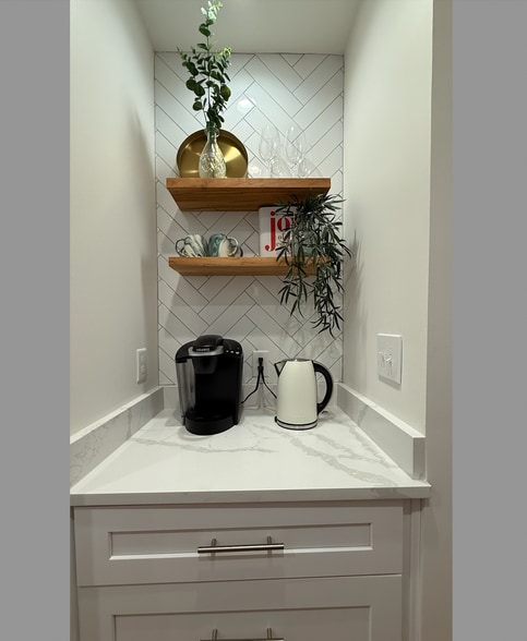 Coffee/Tea Bar - 515 Basswood Ave