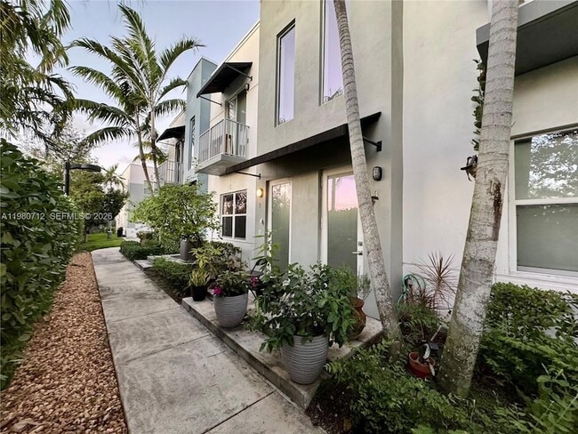 Building Photo - 440 NE 35th Ct