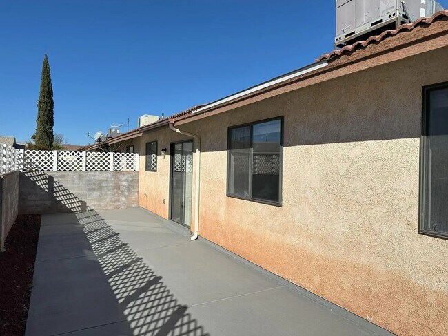 Building Photo - Single-Level 3 Bedroom Townhome in St. George