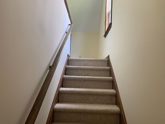 Building Photo - Beautiful home located right outside City ...