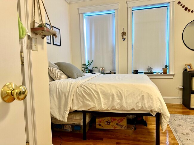 Building Photo - 27 Glenville Ave