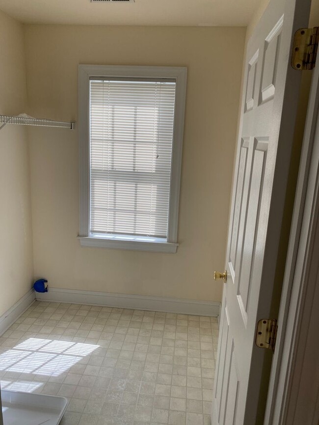 Building Photo - Stunning 4bdrm/2.5bth Home w/Loft Located ...