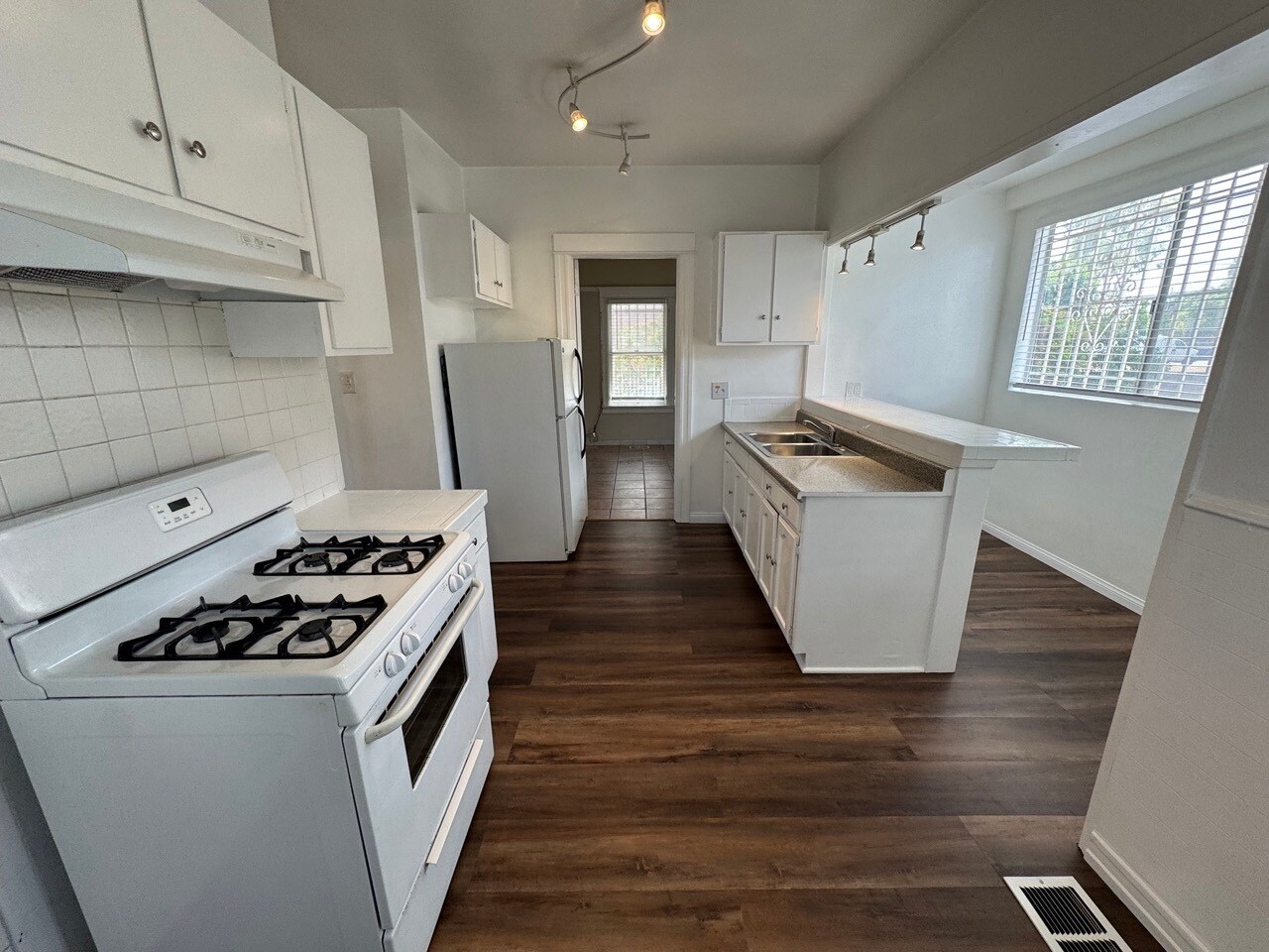 Building Photo - 1124 W 37th Pl