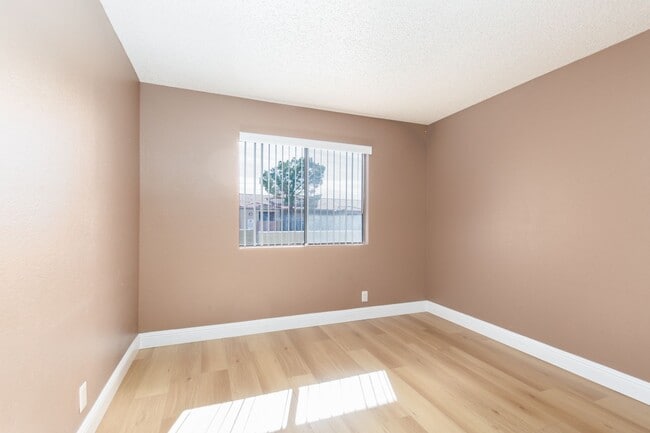 Building Photo - Remodeled 2nd floor unit in gated NW community