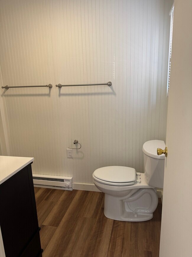 Building Photo - 440 B Aly