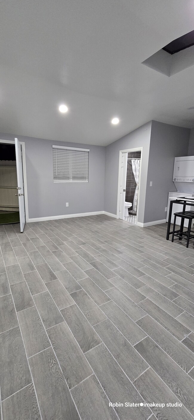 Open plan living room with kitchen island - 4159 La Salle Ave