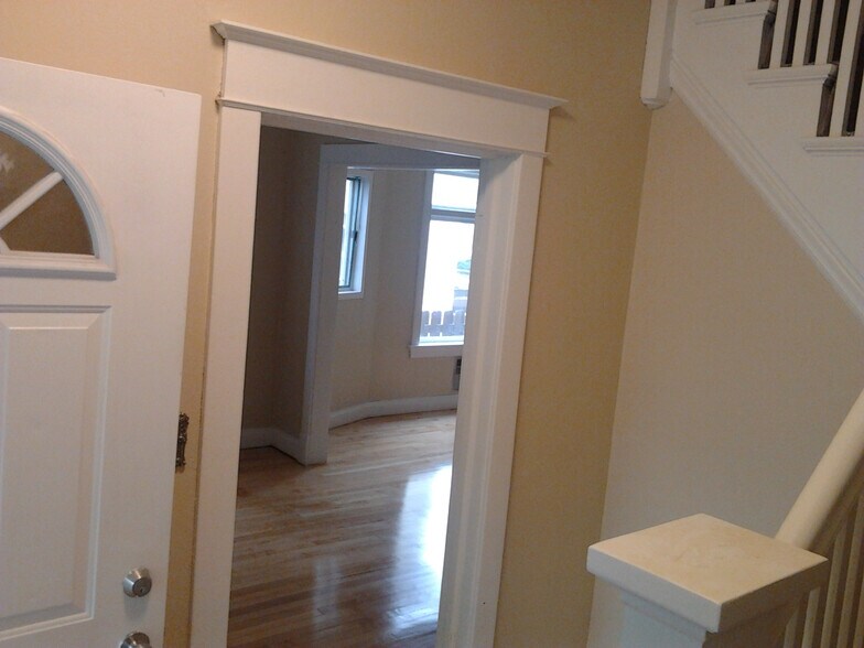 Building Photo - 1821 E 6th St