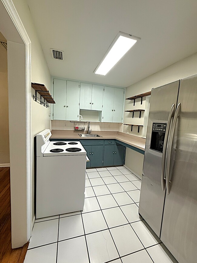Building Photo - 3000 Knollwood Cir