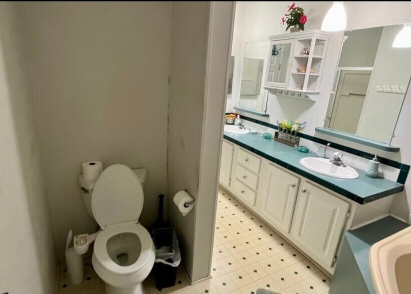 Double sink and ample space in bathroom #1 - 945 Plantation Rd