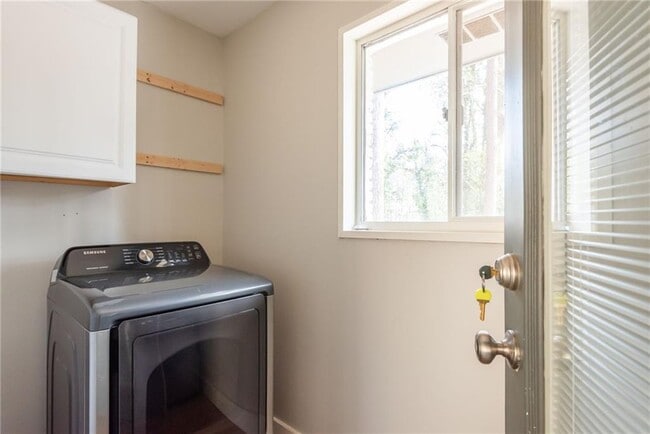Building Photo - 2542 Warwick Cir NE
