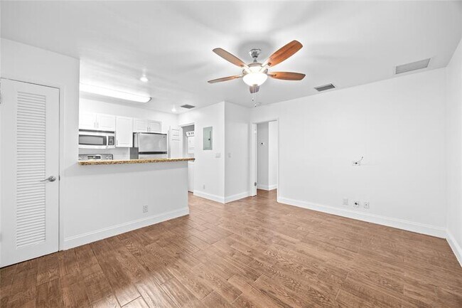 Building Photo - 404 SE 16th St