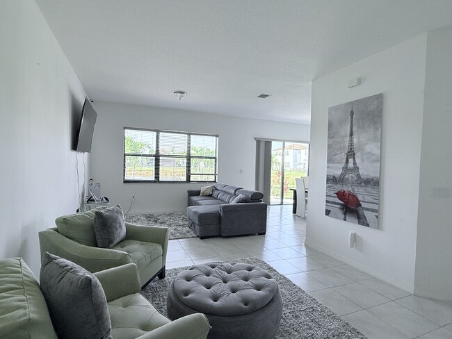 Building Photo - 5465 Soria Ave
