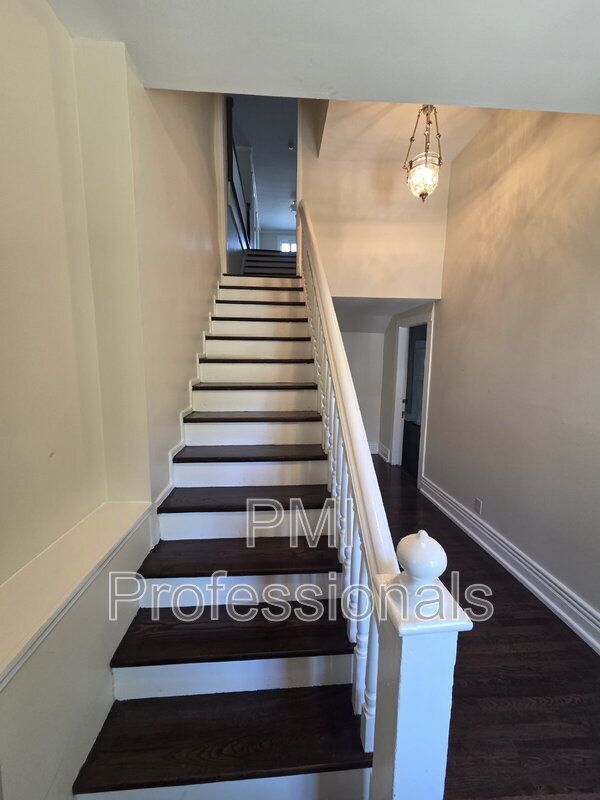 Building Photo - 401 E Main St