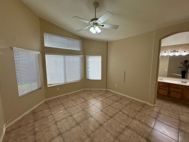 Building Photo - 3 Bedroom - 2 Bath - Mesa