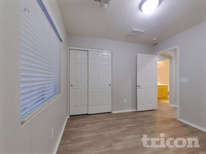 Building Photo - 10268 W Sands Dr