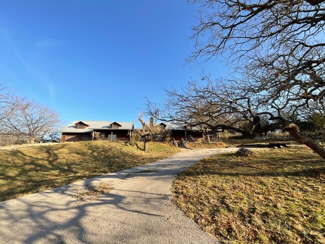 Building Photo - Gorgeous 2 Bedroom, 2 1/2 Bath Home  with BONUS room in Sunrise Beach, TX.