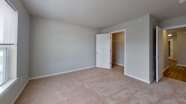 Building Photo - Like New Condo Style Upper 2 Bedroom 1 Bathroom Apartment is Available