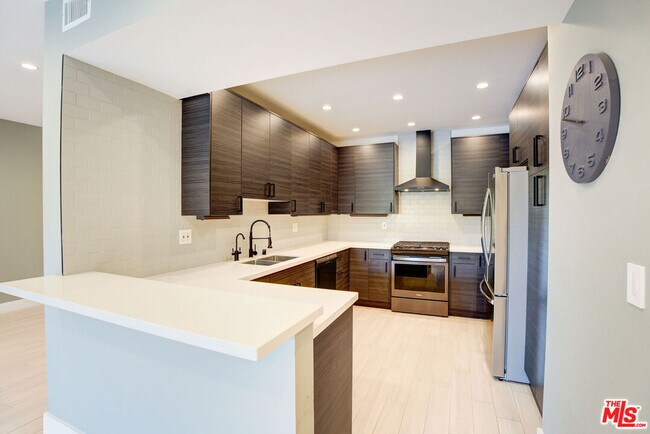 Building Photo - 423 N Palm Dr