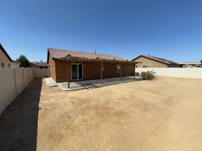 Building Photo - Eco-Friendly Home in Victorville