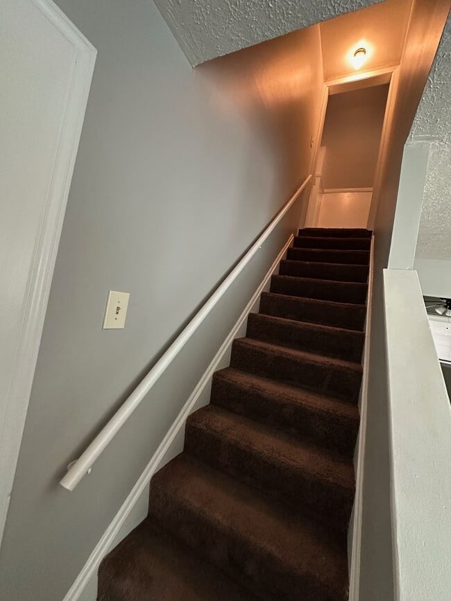 Building Photo - House for rent: Four bedroom,One bath, sto...