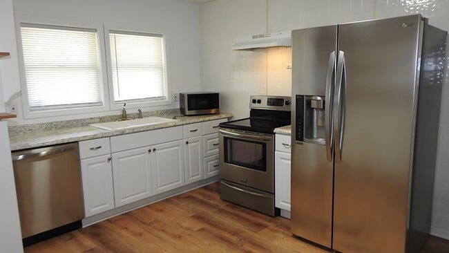 Building Photo - 4 bed 2 bath for Rent in Roeland Park, KS