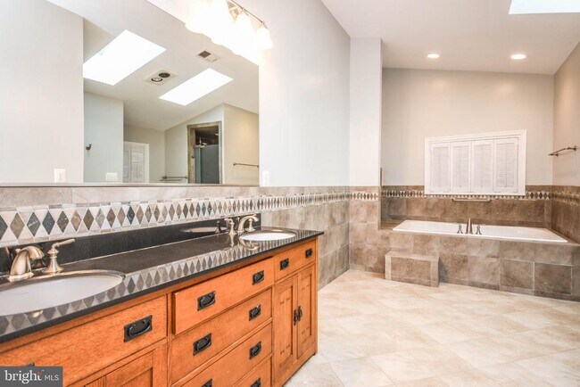 Building Photo - 9627 Locust Hill Dr