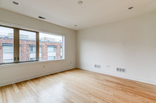 Building Photo - Northern Liberties Townhome with Parking!