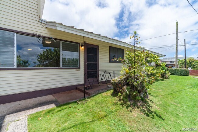 Building Photo - IMMACULATE AND CLEAN 3BR/1.5BA WITH 2 BONU...