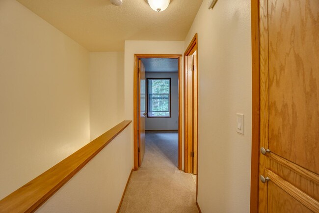 Building Photo - January Rent Free! Fanno Creek Condo - Lov...