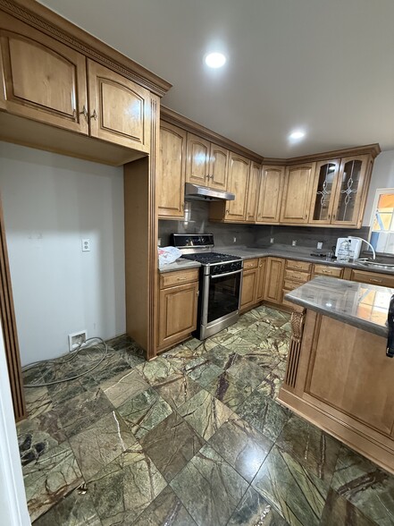 Kitchen - 1125 Stanley Ave