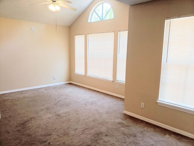 Building Photo - **For Sale w. Outside Agent** TW2127