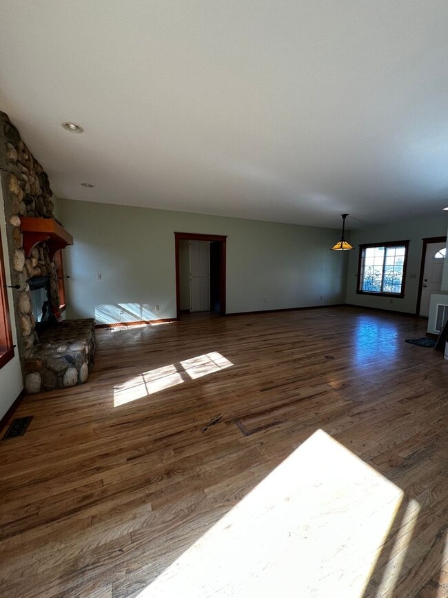 Building Photo - Large Craftsman in the Country