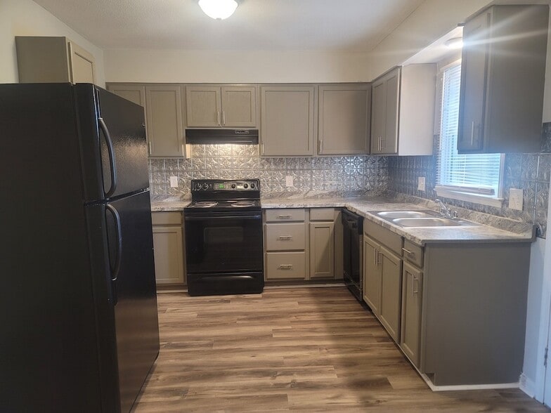 Building Photo - 105 Plaza Oaks Rd