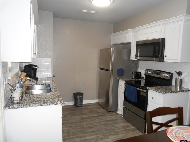 Building Photo - 7108 Gatewood Dr