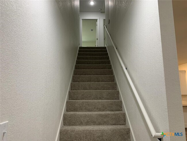 Building Photo - 1854 Royal Loop